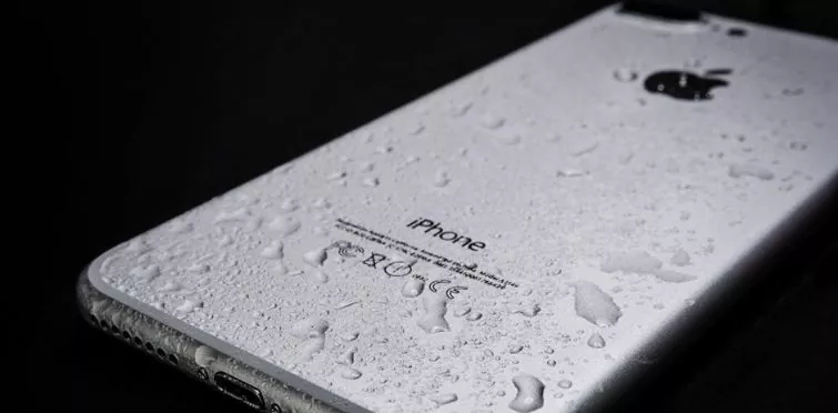 iPhone caiu na água: O que fazer?